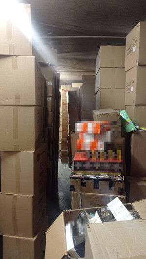 Wyroby tytoniowe zatrzymane przez funkcjonariuszy Straży Granicznej z Kalisza i poznańskiego Centralnego Biura Śledczego Policji Wyroby tytoniowe zatrzymane przez funkcjonariuszy Straży Granicznej z Kalisza i poznańskiego Centralnego Biura Śledczego Policji