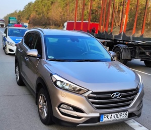 Kradziony Hyundai Tuscon Na drodze stoi auto osobowe koloru szarego