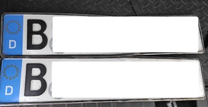 Oryginalne niemieckie tablice rejestracyjne Oryginalne niemieckie tablice rejestracyjne leżą w bagażniku auta