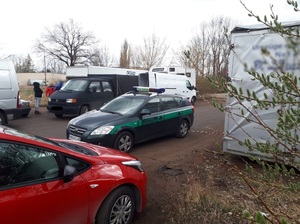 Pojazd służbowy Straży Granicznej Pojazd służbowy Straży Granicznej stoi obok aut, w których był nielegalny tytoń