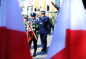 Obchody 231. rocznicy uchwalenia Konstytucji 3 Maja Przedstawiciele Straży Granicznej i policji składają kwiaty pod pomnikiem