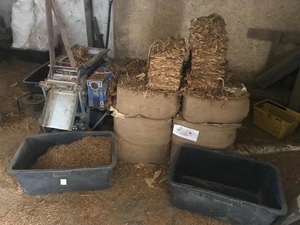 Zatrzymany tytoń zatrzymany tytoń leży w jutowych workach, obok duże murarskie misy służące do składowania nielegalnego tytoniu