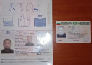 Podrobiony bułgarski dowód osobisty a obok oryginalny paszport gruziński