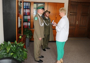 Funkcjonariusz SG otrzymał odznaczenie „Honorowy Dawca Krwi Zasłużony dla Zdrowia Narodu” Funkcjonariusz SG otrzymał odznaczenie „Honorowy Dawca Krwi Zasłużony dla Zdrowia Narodu” moment wręczania odznaczenia