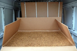 Krajanka tytoniu o wartości 700 tysięcy złotych biały bus ma otwarte tylne drzwi a wewnątrz stoi pudło z zatrzymanym tytoniem