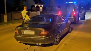 Zatrzymane auto, którym Ukrainiec przewoził nielegalnych migrantów Zatrzymane auto, którym Ukrainiec przewoził nielegalnych migrantów, obok stoi umundurowany funkcjonariusz Straży Granicznej