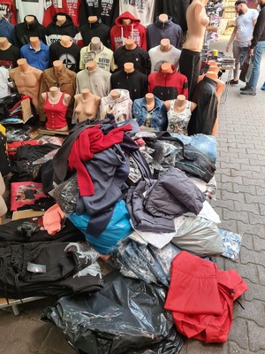 Na bazarze zatrzymano podrabiane ubrania Na bazarze zatrzymano podrabiane ubrania