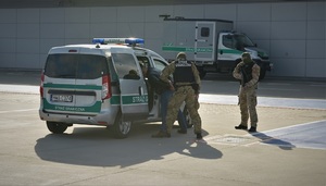 Interwencja Straży Granicznej na poznańskim lotnisku Interwencja Straży Granicznej na poznańskim lotnisku