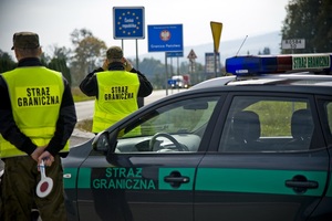 Patrol funkcjonariuszy SG na polsko-czeskiej granicy Patrol funkcjonariuszy SG na polsko-czeskiej granicy