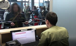 Kontrola paszportowa na poznańskim lotnisku Kontrola paszportowa na poznańskim lotnisku