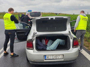 Zatrzymanie samochodów z migrantami w powiecie wrocławskim Zatrzymanie samochodów z migrantami w powiecie wrocławskim