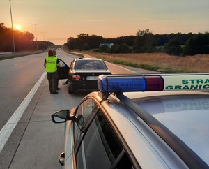 Funkcjonariusze SG podczas patrolu Funkcjonariusze SG podczas patrolu