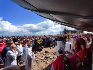 Uroczystość religijna na szczycie Śnieżki Uroczystość religijna na szczycie Śnieżki