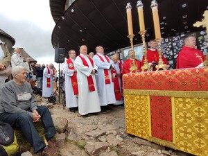 Uroczystość religijna na szczycie Śnieżki Uroczystość religijna na szczycie Śnieżki