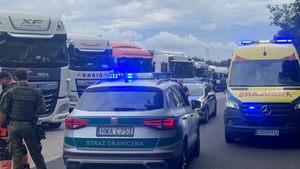 Akcja funkcjonariuszy SG i innych służb na parkingu przy autostradzie A4 Akcja funkcjonariuszy SG i innych służb na parkingu przy autostradzie A4