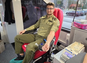 Honorowy krwiodawca w trakcie oddawania krwi w mobilnym punkcie poboru krwi Honorowy krwiodawca w trakcie oddawania krwi w mobilnym punkcie poboru krwi