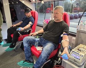 Honorowy krwiodawca w trakcie oddawania krwi w mobilnym punkcie poboru krwi Honorowy krwiodawca w trakcie oddawania krwi w mobilnym punkcie poboru krwi