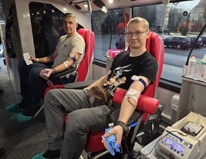 Honorowy krwiodawca w trakcie oddawania krwi w mobilnym punkcie poboru krwi Honorowy krwiodawca w trakcie oddawania krwi w mobilnym punkcie poboru krwi