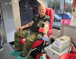 Honorowy krwiodawca w trakcie oddawania krwi w mobilnym punkcie poboru krwi Honorowy krwiodawca w trakcie oddawania krwi w mobilnym punkcie poboru krwi