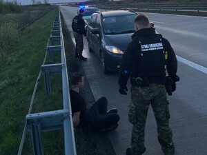 Zatrzymani cudzoziemcy w samochodzie osobowym wykorzystywanym do przemytu ludzi przez granicę Zatrzymani cudzoziemcy w samochodzie osobowym wykorzystywanym do przemytu ludzi przez granicę