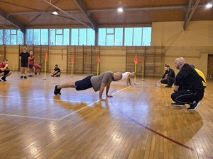 Kandydaci podczas testu sprawności fizycznej Kandydaci podczas testu sprawności fizycznej