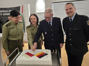 Otwarcie Wspólnej Polsko-Niemieckiej Placówki w Tuplicach - symboliczny moment krojenia tortu Otwarcie Wspólnej Polsko-Niemieckiej Placówki w Tuplicach - symboliczny moment krojenia tortu