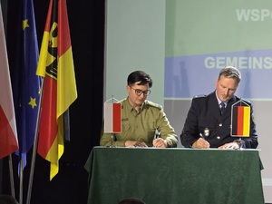 Otwarcie Wspólnej Polsko-Niemieckiej Placówki w Tuplicach - za stołem Komendant Placówki SG w Tuplicach oraz przedstawiciel Inspekcji Policji Federalnej z Forst Otwarcie Wspólnej Polsko-Niemieckiej Placówki w Tuplicach - za stołem Komendant Placówki SG w Tuplicach oraz przedstawiciel Inspekcji Policji Federalnej z Forst