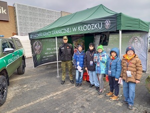 Funkcjonariusz Straży Granicznej z Kłodzka z wolontariuszami podczas 33. Finału WOŚP Funkcjonariusz Straży Granicznej z Kłodzka z wolontariuszami podczas 33. Finału WOŚP