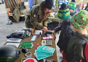 Funkcjonariuszka Straży Granicznej podczas 33. Finału WOŚP prezentująca dzieciom gadżety SG Funkcjonariuszka Straży Granicznej podczas 33. Finału WOŚP prezentująca dzieciom gadżety SG