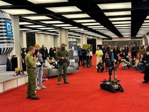 Funkcjonariusze Straży Granicznej w Poznaniu - Ławicy podczas licytacji na 33. Finale WOŚP Funkcjonariusze Straży Granicznej w Poznaniu - Ławicy podczas licytacji na 33. Finale WOŚP