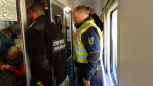 Funkcjonariusze Nadodrzańskiego Oddziału Straży Granicznej i niemieckiej policji podczas kontroli na kolejowych szlakach komunikacyjnych Funkcjonariusze Nadodrzańskiego Oddziału Straży Granicznej i niemieckiej policji podczas kontroli na kolejowych szlakach komunikacyjnych