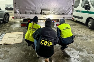 Funkcjonariusze Nadodrzańskiego Oddziału Straży Granicznej, Krajowej Administracji Skarbowej i Centralnego Biura Śledczego Policji podczas zatrzymania ukrytych w samochodzie narkotyków Funkcjonariusze Nadodrzańskiego Oddziału Straży Granicznej, Krajowej Administracji Skarbowej i Centralnego Biura Śledczego Policji podczas zatrzymania ukrytych w samochodzie narkotyków