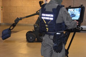 Funkcjonariusze Nadodrzańskiego Oddziału Straży Granicznej z Placówki w Poznaniu-Ławicy podczas działań pirotechnicznych Funkcjonariusze Nadodrzańskiego Oddziału Straży Granicznej z Placówki w Poznaniu-Ławicy podczas działań pirotechnicznych