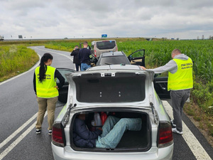 Funkcjonariusze Nadodrzańskiego Oddziału Straży Granicznej podczas kontroli drogowej Funkcjonariusze Nadodrzańskiego Oddziału Straży Granicznej podczas kontroli drogowej