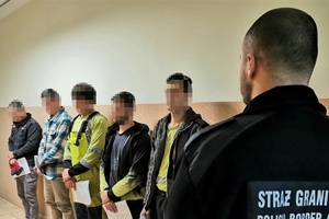 Funkcjonariusz Nadodrzańskiego Oddziału Straży Granicznej z osobami zatrzymanymi Funkcjonariusz Nadodrzańskiego Oddziału Straży Granicznej z osobami zatrzymanymi