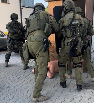 Funkcjonariusze Nadodrzańskiego Oddziału Straży Granicznej podczas zatrzymania groźnego przestępcy Funkcjonariusze Nadodrzańskiego Oddziału Straży Granicznej podczas zatrzymania groźnego przestępcy