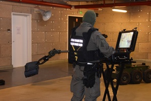 Funkcjonariusze Zespołu Interwencji Specjalnych Straży Granicznej podczas działań z użyciem robota pirotechnicznego Funkcjonariusze Zespołu Interwencji Specjalnych Straży Granicznej podczas działań z użyciem robota pirotechnicznego