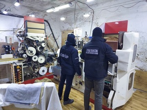 Funkcjonariusze Nadodrzańskiego Oddziału Straży Granicznej i Centralnego Biura Śledczego Policji w przejętej nielegalnej fabryce papierosów Funkcjonariusze Nadodrzańskiego Oddziału Straży Granicznej i Centralnego Biura Śledczego Policji w przejętej nielegalnej fabryce papierosów