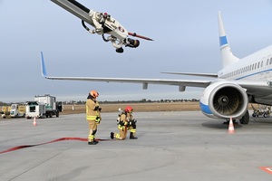 Wspólne ćwiczenia służb na płycie lotniska poznańskiej Ławicy Wspólne ćwiczenia służb na płycie lotniska poznańskiej Ławicy