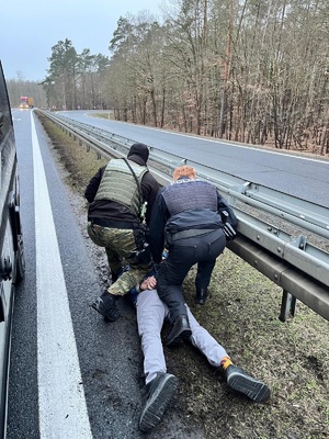 Moment zatrzymania przez funkcjonariuszy ze wspólnego polsko-niemieckiego patrolu Straży Granicznej kierowcy skradzionego kampera Moment zatrzymania przez funkcjonariuszy ze wspólnego polsko-niemieckiego patrolu Straży Granicznej kierowcy skradzionego kampera