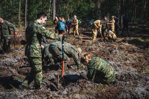 Wspólne sadzenie lasu - funkcjonariusze służb w akcji „Lasy na nowe 100-lecie” Wspólne sadzenie lasu - funkcjonariusze służb w akcji „Lasy na nowe 100-lecie”