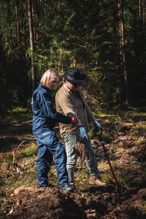 Wspólne sadzenie lasu - funkcjonariusze służb w akcji „Lasy na nowe 100-lecie” Wspólne sadzenie lasu - funkcjonariusze służb w akcji „Lasy na nowe 100-lecie”