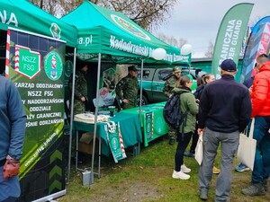Funkcjonariusze przy stoisku promujący Straż Graniczną Funkcjonariusze przy stoisku promujący Straż Graniczną
