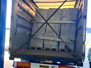 Nielegalne wyroby tytoniowe przewożone w naczepie samochodu ciężarowego Nielegalne wyroby tytoniowe przewożone w naczepie samochodu ciężarowego