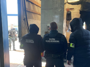 Funkcjonariusze Nadodrzańskiego Oddziału Straży Granicznej i Krajowej Administracji Skarbowej z zatrzymanymi nielegalnymi wyrobami tytoniowymi Nadodrzańskiego Oddziału Straży Granicznej i Krajowej Administracji Skarbowej z zatrzymanymi nielegalnymi wyrobami tytoniowymi