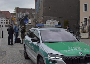 Wspólny polsko-niemiecki patrol funkcjonariuszy Straży Granicznej podczas legitymowania przy moście granicznym w Zgorzelcu Wspólny polsko-niemiecki patrol funkcjonariuszy Straży Granicznej podczas legitymowania przy moście granicznym w Zgorzelcu