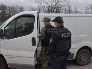 Wspólny polsko-niemiecki patrol funkcjonariuszy Straży Granicznej podczas legitymowania w Zgorzelcu Wspólny polsko-niemiecki patrol funkcjonariuszy Straży Granicznej podczas legitymowania w Zgorzelcu