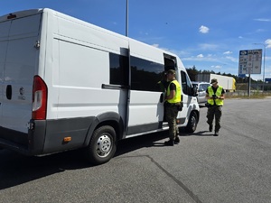 Patrol funkcjonariuszy Nadodrzańskiego Oddziału Straży Granicznej podczas kontroli drogowej Patrol funkcjonariuszy Nadodrzańskiego Oddziału Straży Granicznej podczas kontroli drogowej