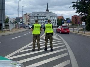 Patrol funkcjonariuszy Nadodrzańskiego Oddziału Straży Granicznej podczas kontroli drogowej Patrol funkcjonariuszy Nadodrzańskiego Oddziału Straży Granicznej podczas kontroli drogowej