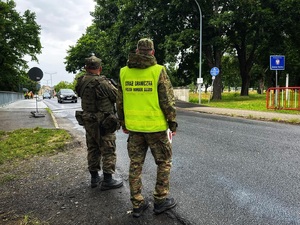 Funkcjonariusze Nadodrzańskiego Oddziału Straży Granicznej za służbami wspomagającymi podczas tymczasowej kontroli granicznej na polsko-niemieckiej granicy Funkcjonariusze Nadodrzańskiego Oddziału Straży Granicznej za służbami wspomagającymi podczas tymczasowej kontroli granicznej na polsko-niemieckiej granicy